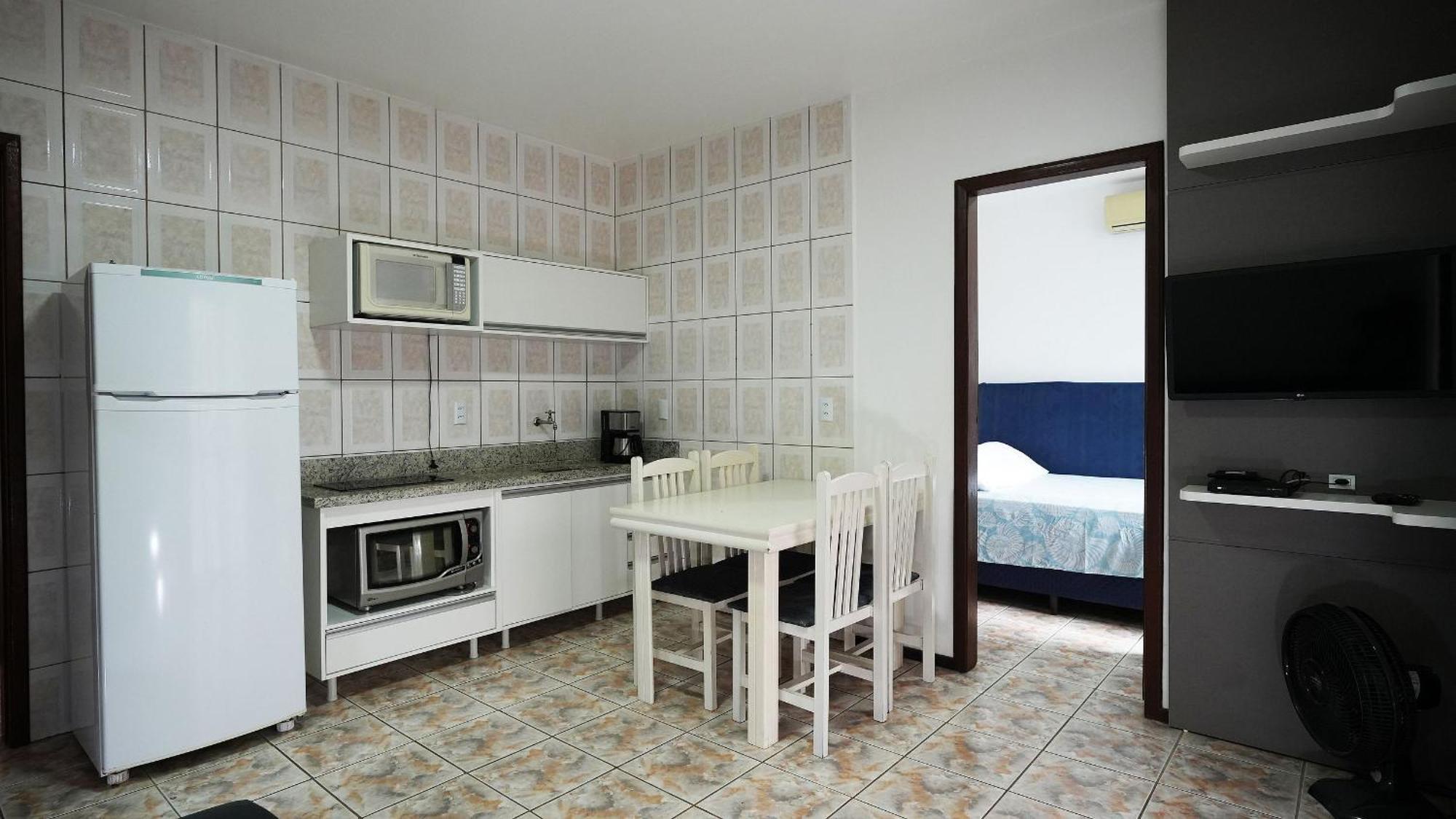 Residencial Adolfo - Mestre Naro Bombinhas Eksteriør billede